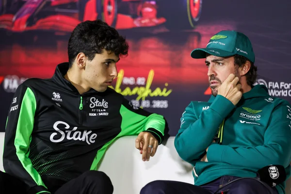 Foto colorida de Gabriel Bortoleto e Fernando Alonso, pilotos da Fórmula 1 - Metrópoles