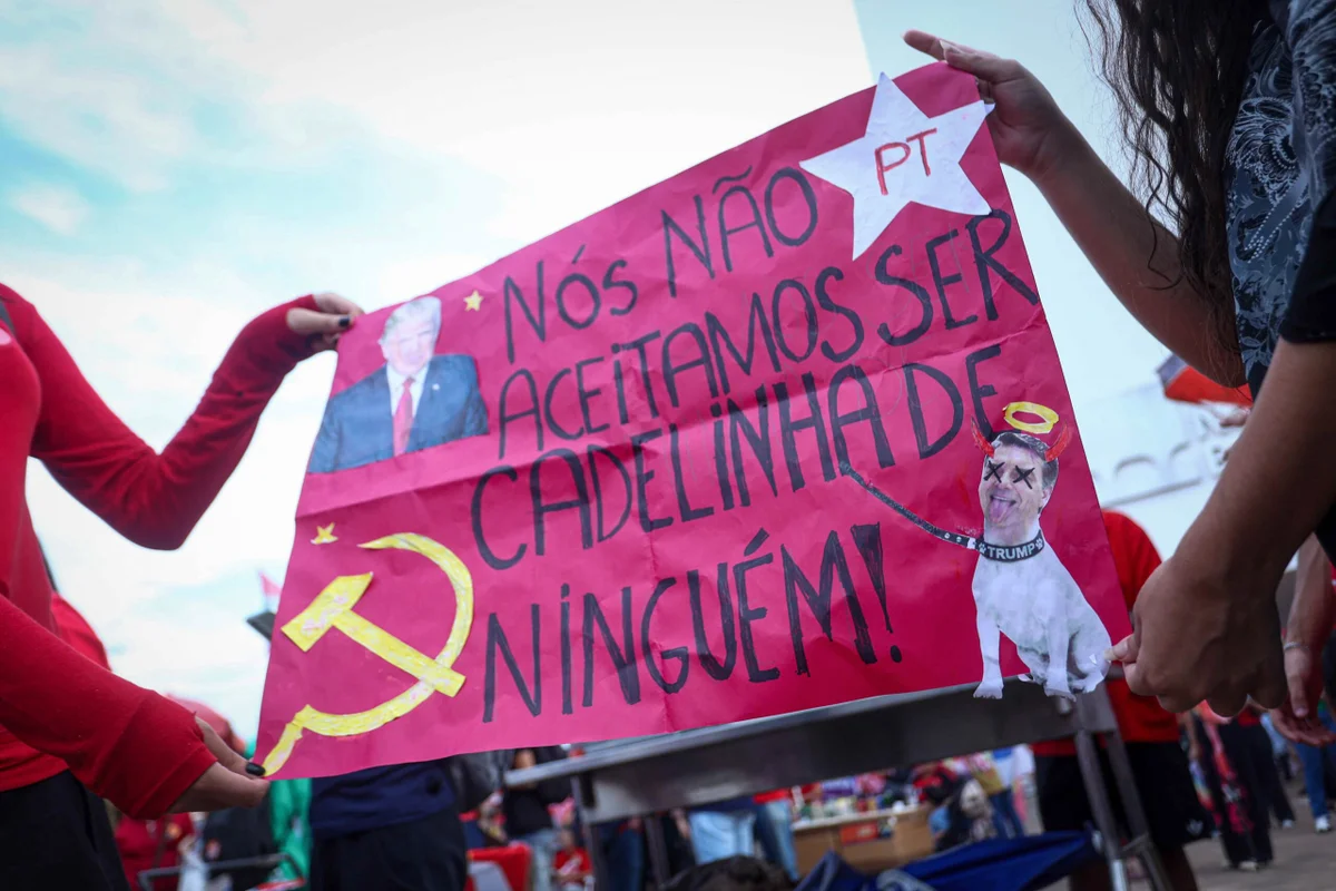 “Soberania e reeleição de Lula”: estudantes fazem ato no Museu da República - imagem 10 “Soberania e reeleição de Lula”: estudantes fazem ato no Museu da República - imagem 10