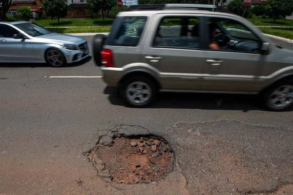 Caiu em buraco na rua? Veja dicas de como reparar prejuízos na Justiça