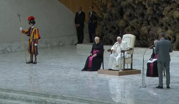 cerimonia no vaticano com papa sentado e guarda ao lado