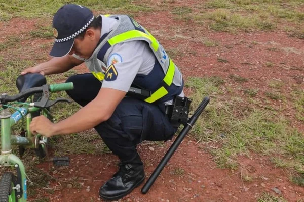 Policiais militares ajudam criança a consertar bicicleta quebrada