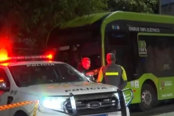 Ônibus atropela 4 pessoas após motorista esquecer freio de mão - Metrópoles