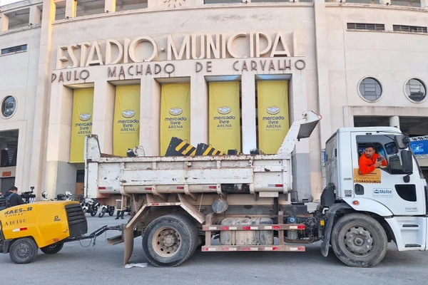 Imagem colorida mostra caminhão na frente do estádio do Pacaembu - Metrópoles