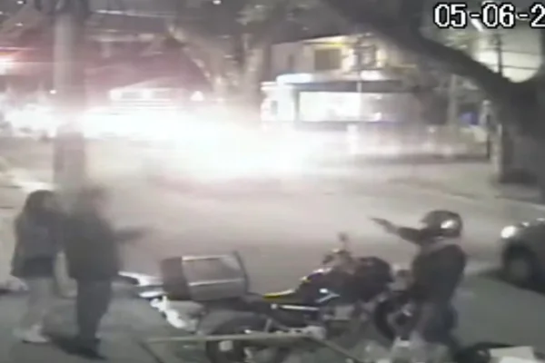 imagens em preto e branco de câmera de segurança mostram ladrão em motocicleta atirando em major da FAB durante assalto na Vila Olimpia - Metrópoles