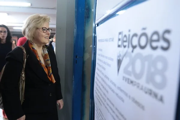 Em pronunciamento, Rosa Weber diz que “democracia é conquista diária”