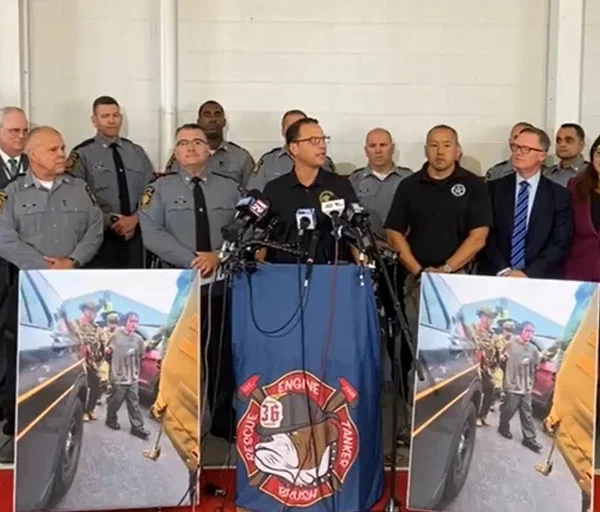 Imagem colorida de coletiva da Polícia do Condado de Chester - Metrópoles
