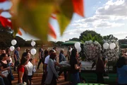 Parentes e amigos se despediram e prestaram uma última homenagem à menina