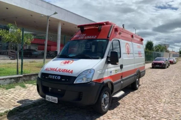 Imagem colorida de ambulância do Samu - Metrópoles