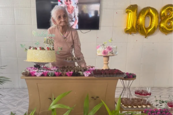 Com churrasco e bolo, mulher mais velha de Goiás comemora 108 anos