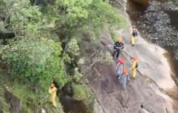 Imagem mostra resgate de vítima em cachoeira - Metrópoles