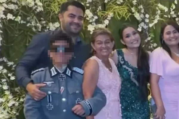 Imagem colorida, Garoto de 13 anos usa traje nazista em baile de formatura das irmãs - Metrópoles