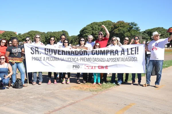 Professores reivindicam pagamento de aposentadoria pelo GDF