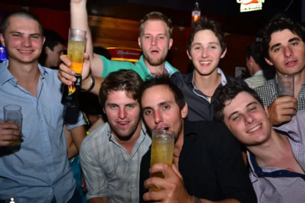 Imagem colorida, sobrevivente da Boate Kiss revela foto com amigos 10 minutos antes de incêndio- Metrópoles