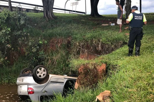 Carro cai no Lago Paranoá após acidente na Prainha dos Orixás