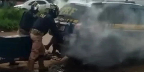 Agentes da PRF colocam Genivaldo em viatura na cidade Umbaúba, Sergipe. Ele morreu sufocado por um gás no camburão do carro policial - Metrópoles