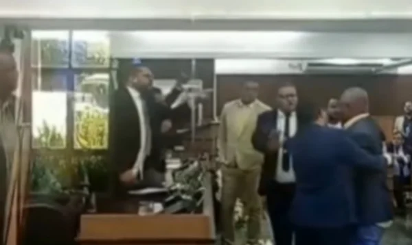 Foto colorida de confusão na Câmara dos vereadores de Nossa Senhora do Socorro (SE) - Metrópoles