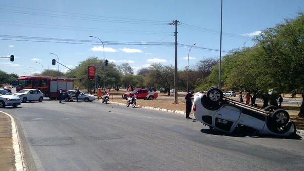 Grávida é levada ao hospital após bater e capotar carro no Sudoeste