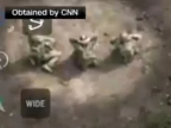 Foto colorida de soldados ucranianos rendidos retirada de vídeo - Metrópoles