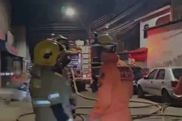 Imagem de bombeiros em incêndio