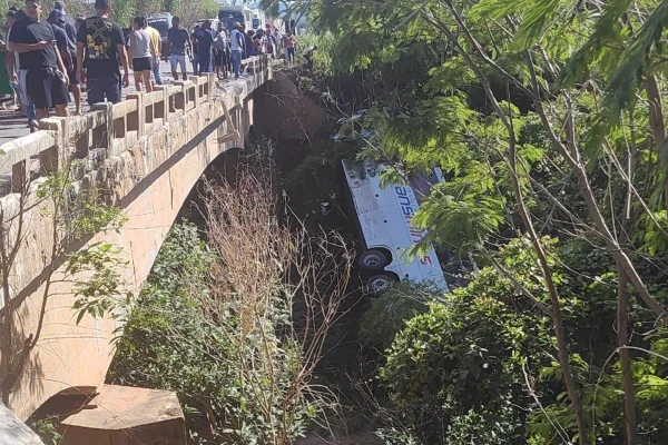 Foto colorida de acidente em Minas Gerais - Metrópoles