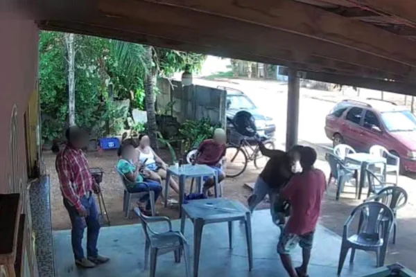 Mulher mata homem espancado com golpes de capacete em bar