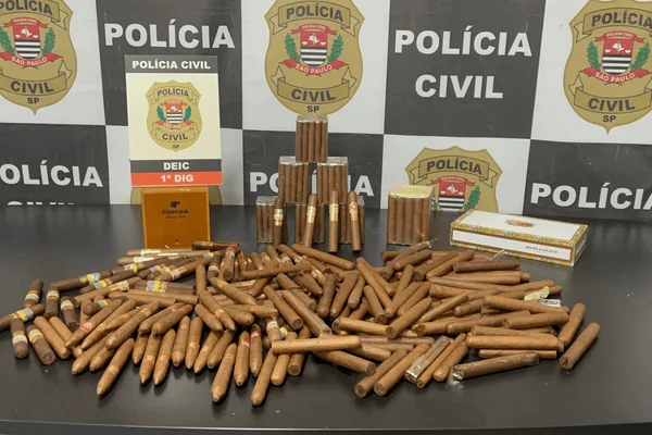 Imagem colorida charutos falsificados apreendidos - Metrópoles