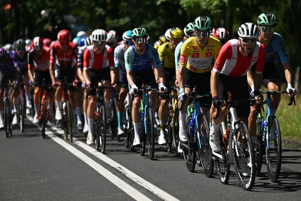 Foto colorida de uma competição de ciclismo - Metrópoles