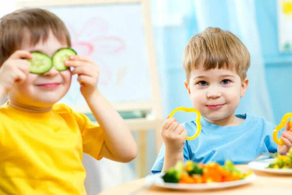 Crianças comendo