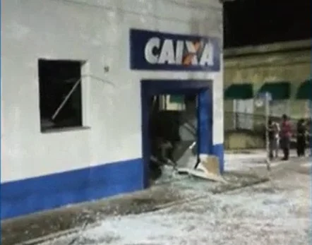 Imagem colorida de entrada de agência da Caixa Econômica Federal com estilhaços de vidro no chão - Metrópoles