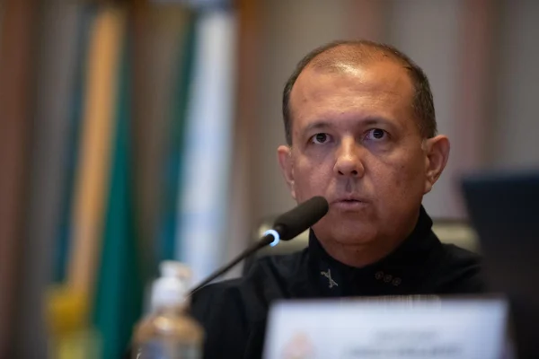 Imagem colorida de um homem calvo com farda preta da PMDF - Metrópoles