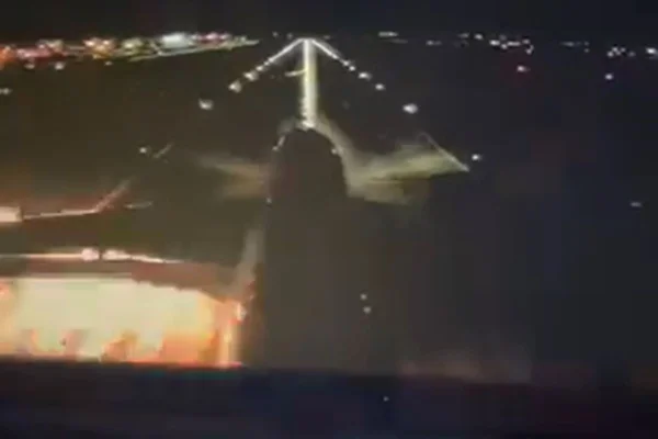 Imagem colorida de avião da Emirates em explosão de uma das asas - Metrópoles