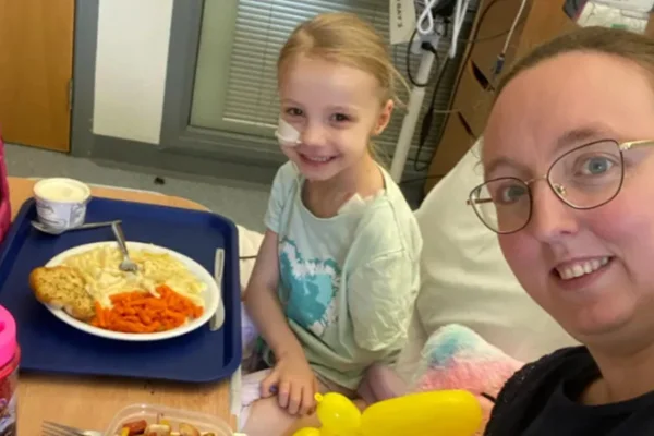 Menina em hospital com mãe - Metrópoles