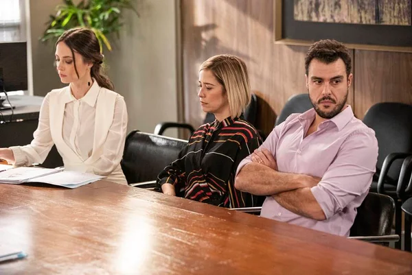Malhação: Rui participa de audiência pela guarda de Nina
