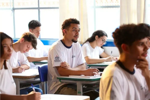 Imagem colorida mostra estudantes sentados em carteira em sala de aula, alunos, provão paulista - Metrópoles