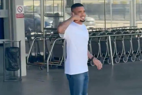Print de um vídeo colorido de Gabriel Jesus - Metrópoles