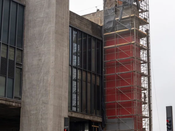 Pilares do Masp são repintados de vermelho - Metrópoles