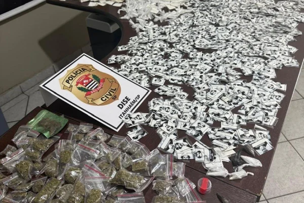 Imagem colorida mostra drogas encontradas pela polícia em ponto de drogas no litoral - Metrópoles