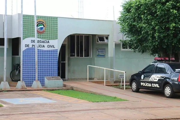 Mulher estuprada por policial em delegacia: “Durmo à base de remédios”