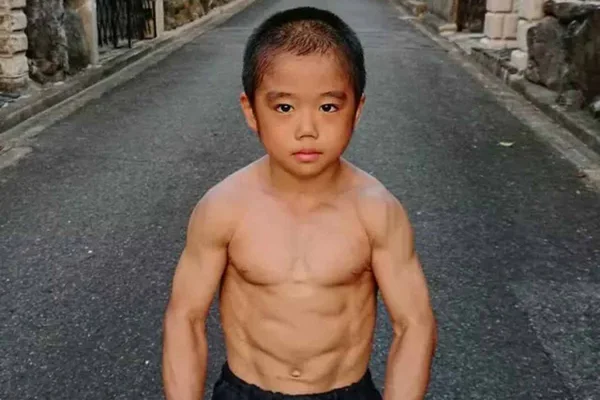 Físico musculoso de menino de 12 anos impressiona: “Mini Bruce Lee”