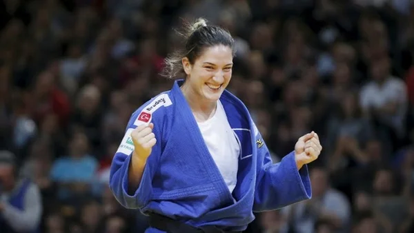 Mais uma medalha. Mayra ganha luta e garante bronze