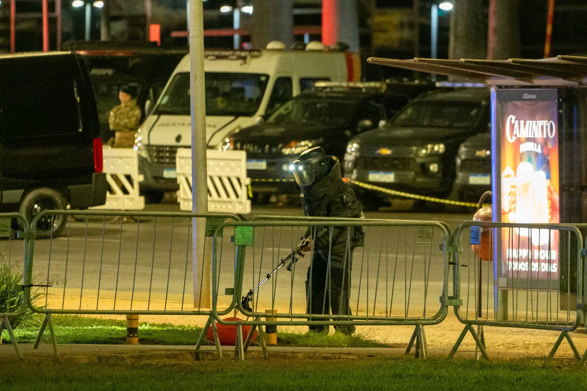 Mochila arremessada perto do STF não tinha explosivos, diz esquadrão - imagem 1 Mochila arremessada perto do STF não tinha explosivos, diz esquadrão - imagem 1
