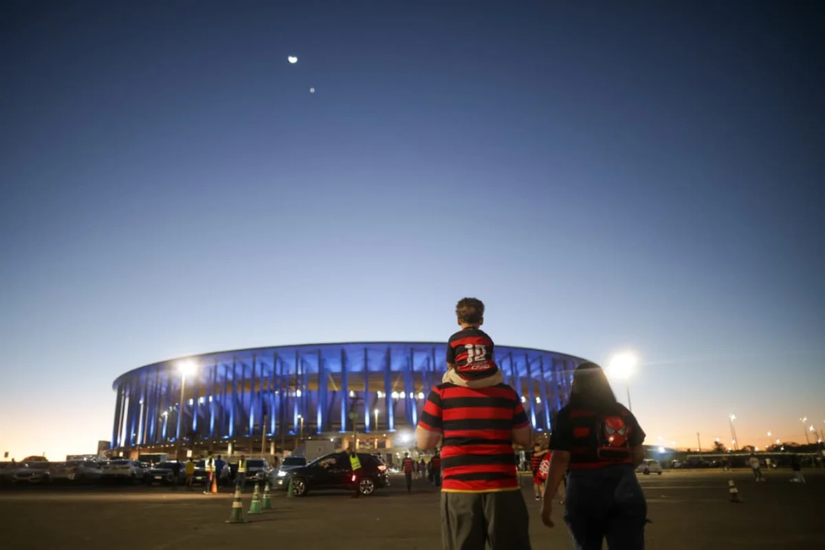 Torcedores chegam animados para Olimpia x Flamengo no Mané Garrincha - imagem 6 Torcedores chegam animados para Olimpia x Flamengo no Mané Garrincha - imagem 6