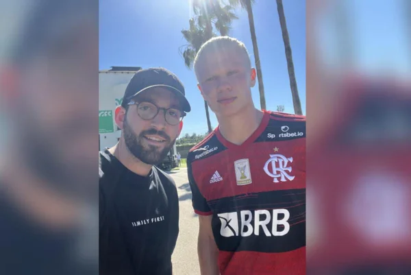 Atacente Haaland, do Manchester City, veste camisa do Flamengo