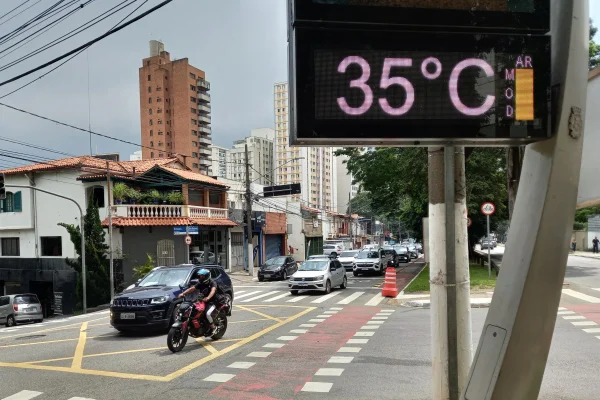 Imagem mostra termômetro marcando 35°C na Rua Sena Madureira, em SP - Metrópoles