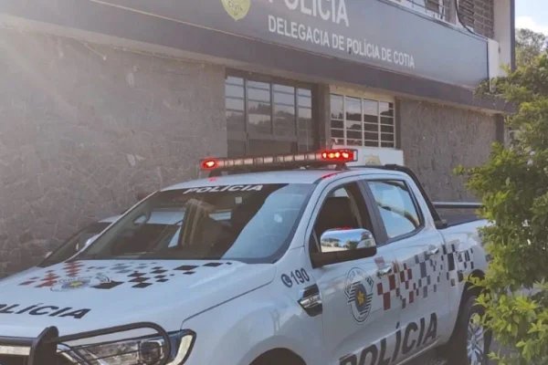 Foto colorida de viatura da polícia militar em frente a delegacia - Metrópoles