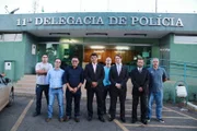 O diretor-geral da PCDF, Robson Cândido, e o presidente do Sindepo, Rafael Sampaio, com a equipe que fará o plantão noturno da 11ª DP O diretor-geral da PCDF, Robson Cândido, e o presidente do Sindepo, Rafael Sampaio, com a equipe que fará o plantão noturno da 11ª DP