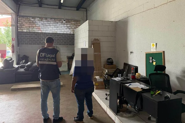 DF Legal flagra infratores jogando lixo em regiões de mata