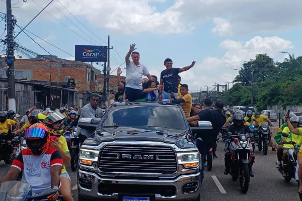 Imagem colorida de Bolsonaro e Delegado Eder Mauro em Belém