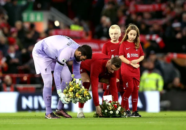 Faes faz dois gols contra, Liverpool vence Leicester e segue crescendo