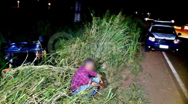 Motorista capota veículo após atropelar mãe e filho e tentar fugir